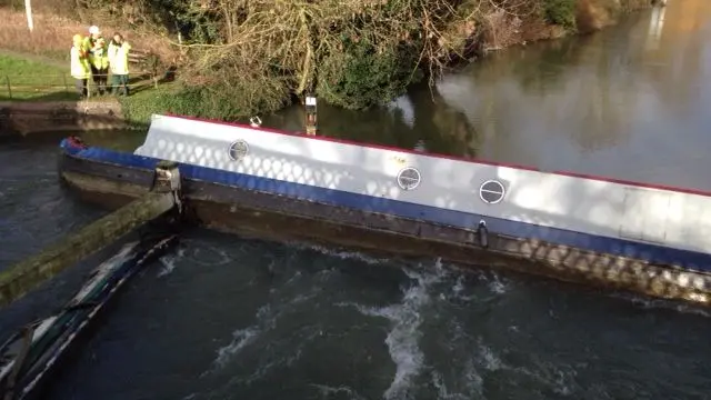 Stricken narrow boat