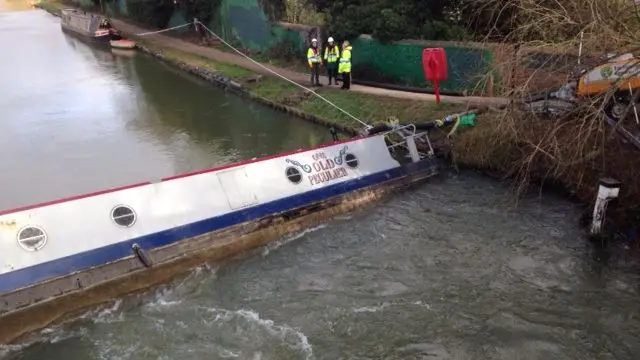 Narrow boat at Botley Bridge