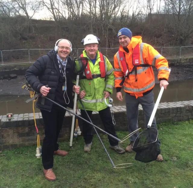 Andy Kershaw at Tinsley as hundreds of fish are electrically stunned.