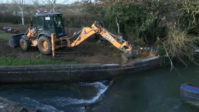 Narrow boat removal works