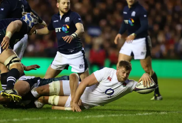 George Kruis scores a try