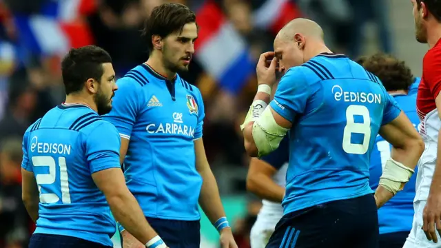 Sergio Parisse reacts to missing a drop goal