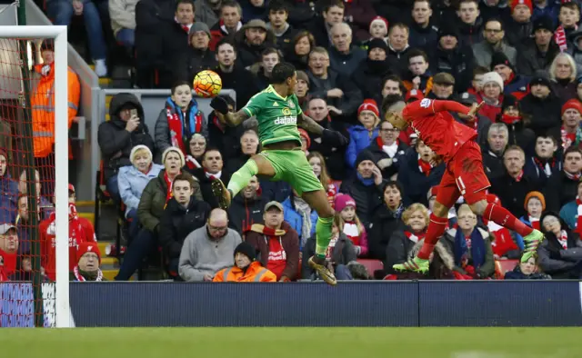 Roberto Firmino scores