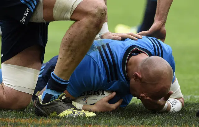 Sergio Parisse scores a try