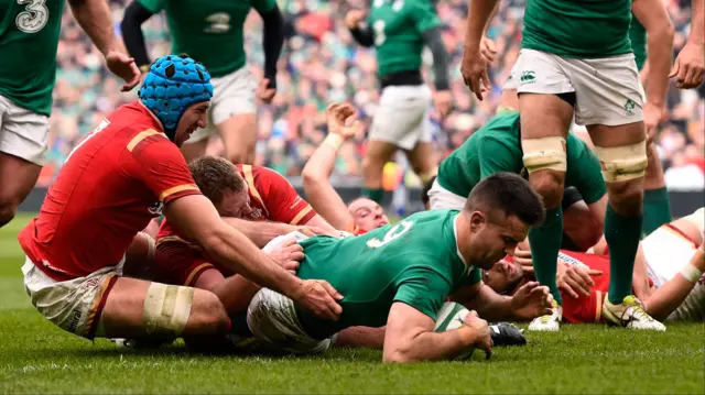 Connor Murray scores a try for Ireland