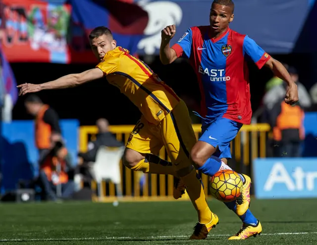 Deyverson and Jordi Alba compete for the ball