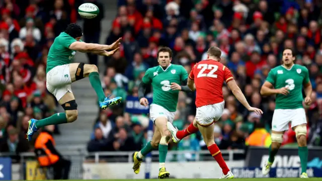 Rhys Priestland kicks a drop goal attempt