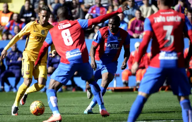 Neymar tries to beat the Levante defence