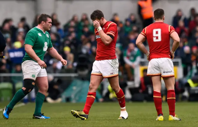 Dan Biggar comes off injured