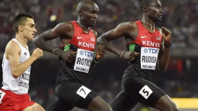 Kenyan World record holder David Rudisha (R)