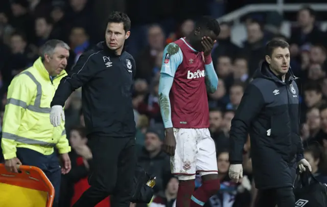 Cheikhou Kouyate walks off