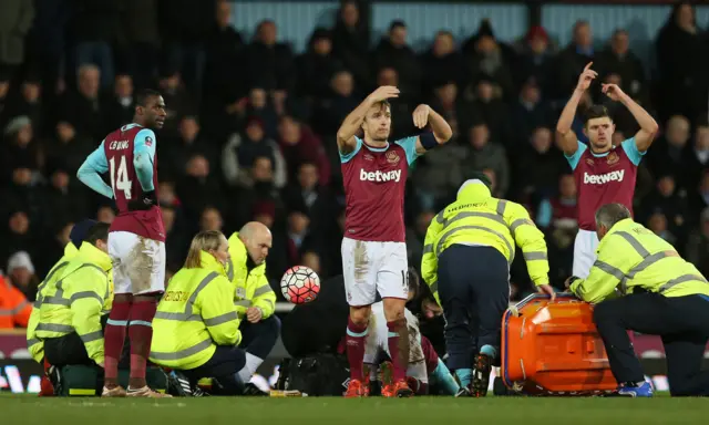 Cheikhou Kouyate recieves treatment