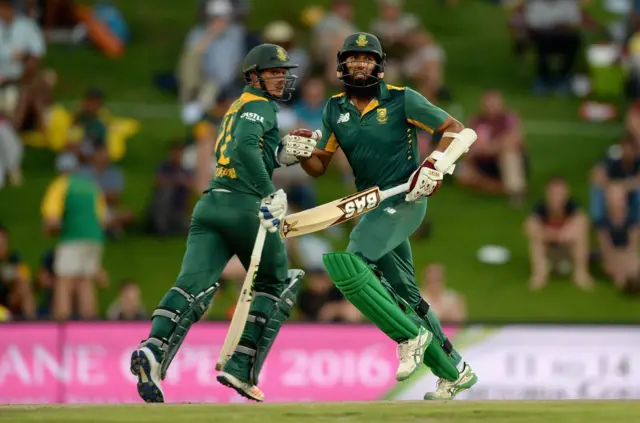 Quinton De Kock and Hashim Amla rung between the wicket