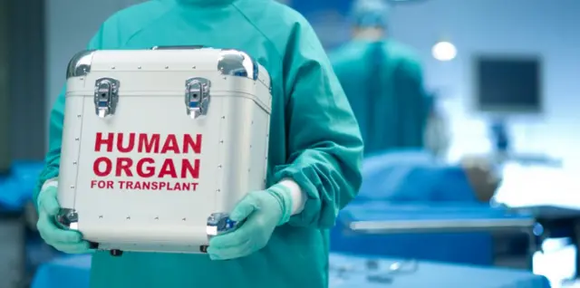 Surgeon carrying case saying "human organ for transplant"