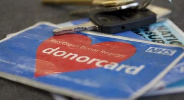 Picture of an organ donor car with other cards and a set of keys