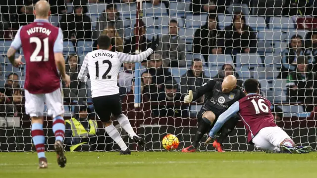 Aaron Lennon scores for Everton