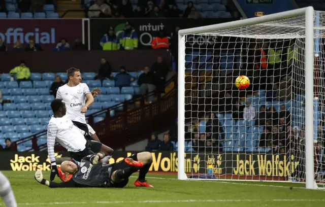 Romelu Lukaku scores Everton's third goal