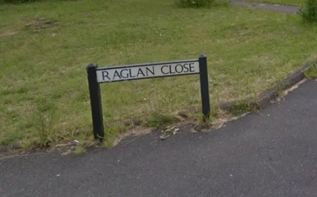 Raglan close