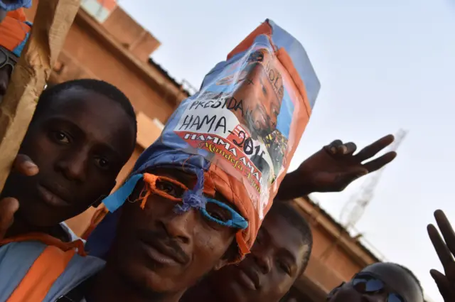 Hama Amadou supporter