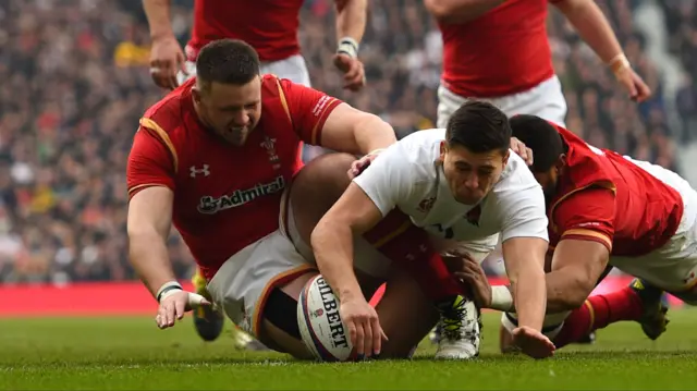 Ben Youngs misses the chance to score a try