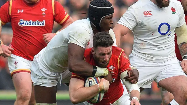 Maro Itoje tackles Alex Cuthbert