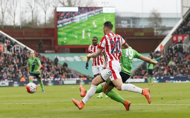 Grazianno Pelle scores his second goal