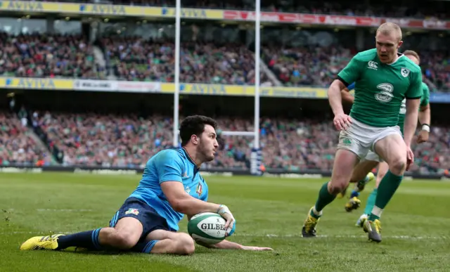 Leonardo Sarto scores a try for Italy