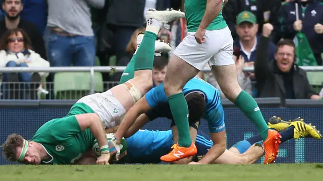 Jamie Heaslip scores a try for Ireland