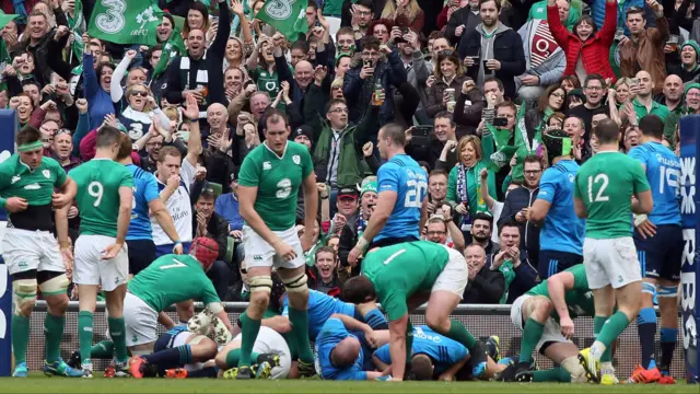 Jamie Heaslip scores a try