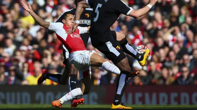 Alexis Sanchez fights for the ball