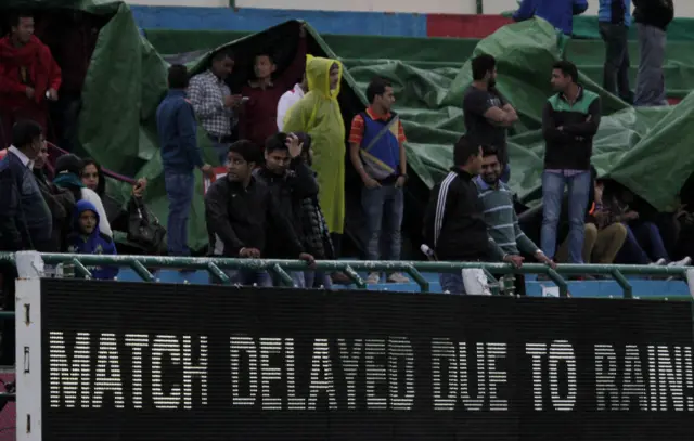 Match delayed due to rain sign