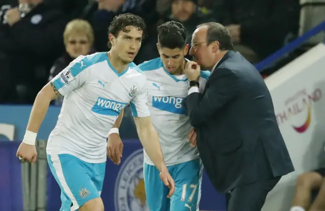 Rafa Benitez speaks to Ayoze Perez