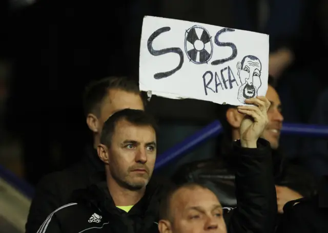 Fan holds up Rafa Benitez banner