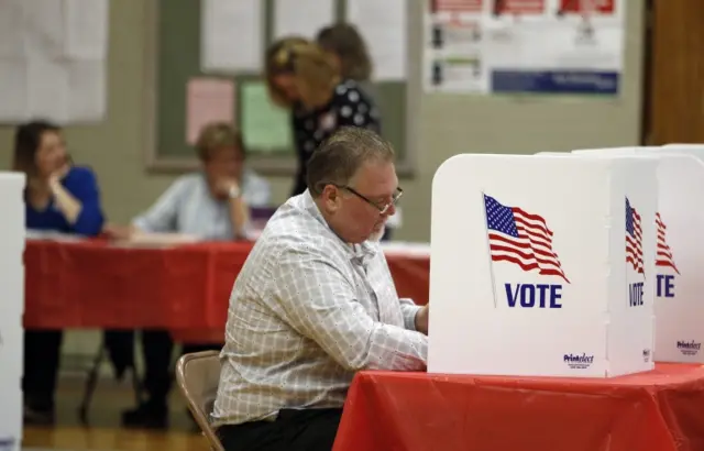 Voters cast their ballots in the US presidential primary election in Kent, Ohio (15 March 2016)