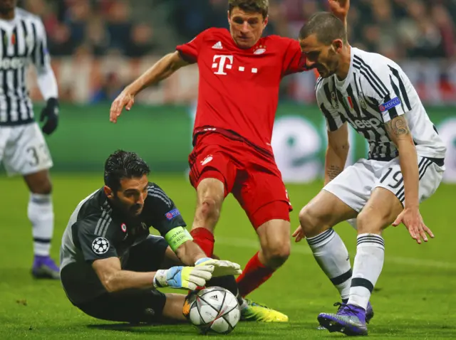 Gianluigi Buffon saves from Thomas Muller