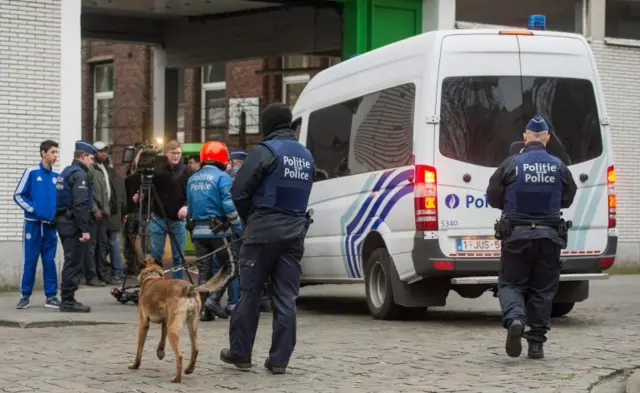 Belgian security forces seal off an area during an anti-terror operation in the Molenbeek neighborhood of Brussels, Belgium, 18 March 2016