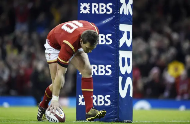 Dan Biggar scores a try