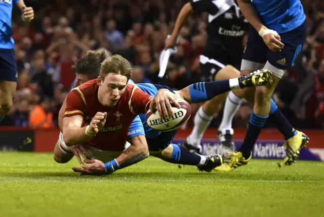 Liam Williams scores a try for Wales