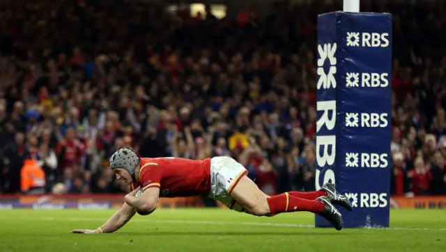 Jonathan Davies scores a try for Wales