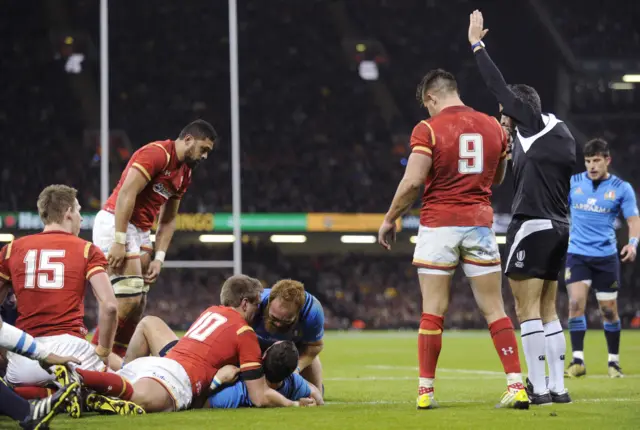 Guglielemo Pallazzini scores a try for Italy