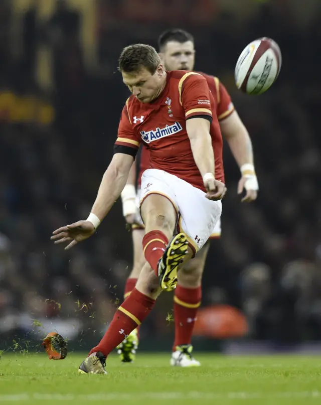 Dan Biggar kicks a penalty