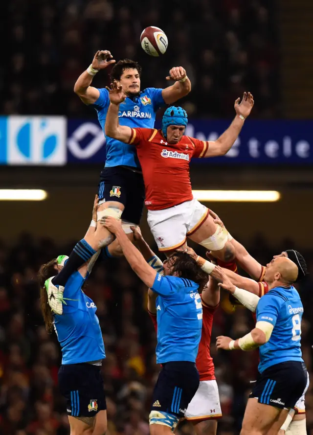 Justic Tipuric tries to compete for an Italian lineout