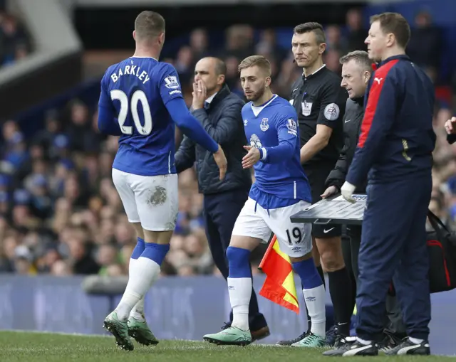 Gerard Deulofeu comes on for Everton