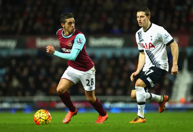 Manuel Lanzini takes on Kevin Wimme