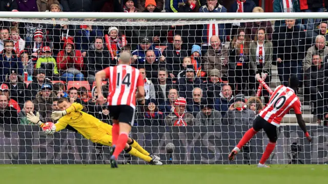 Simon Mignolet save's Sadio Mane's penalty