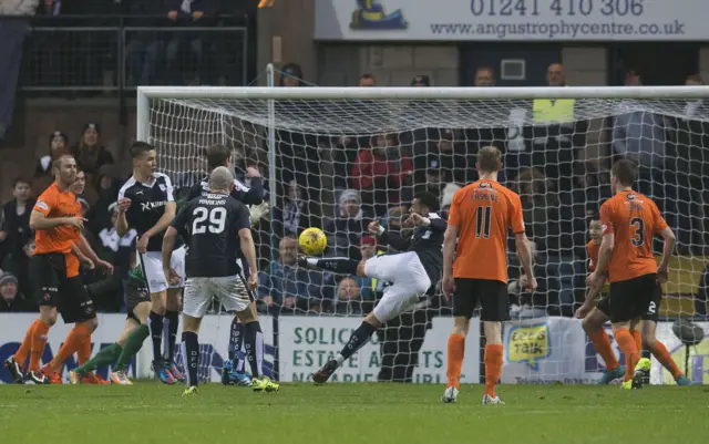 Kane Hemmings scores