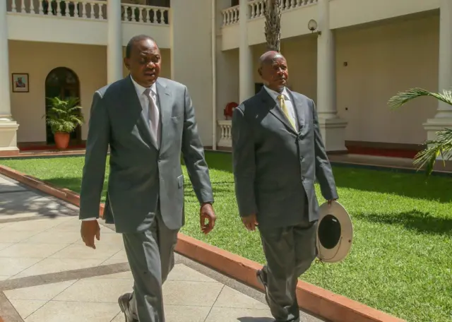 Presidents of Kenya (L) and Uganda