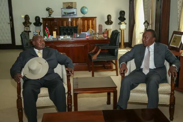 Presidents of Kenya (R) and Uganda