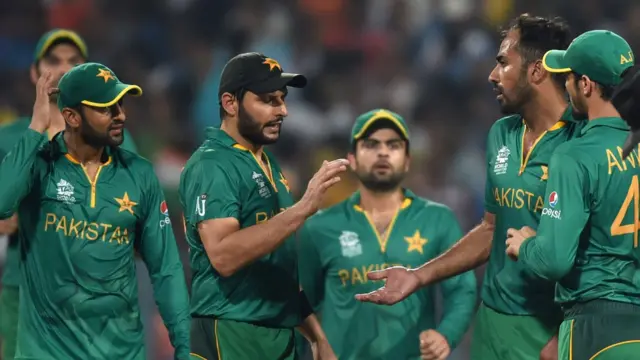 Shahid Afridi (centre) and Pakistan team-mates