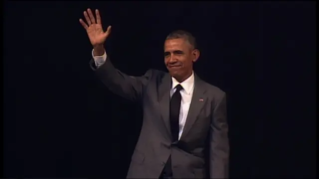 Obama waves to crowd